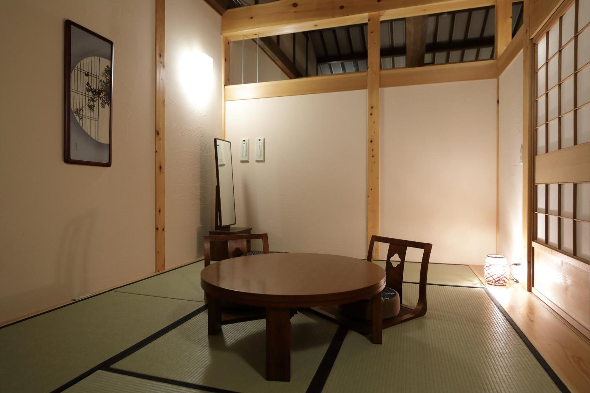 Miyama Ouan Kyoritsu Resort Takayama  Eksteriør billede A traditional Japanese room with a table and a chair