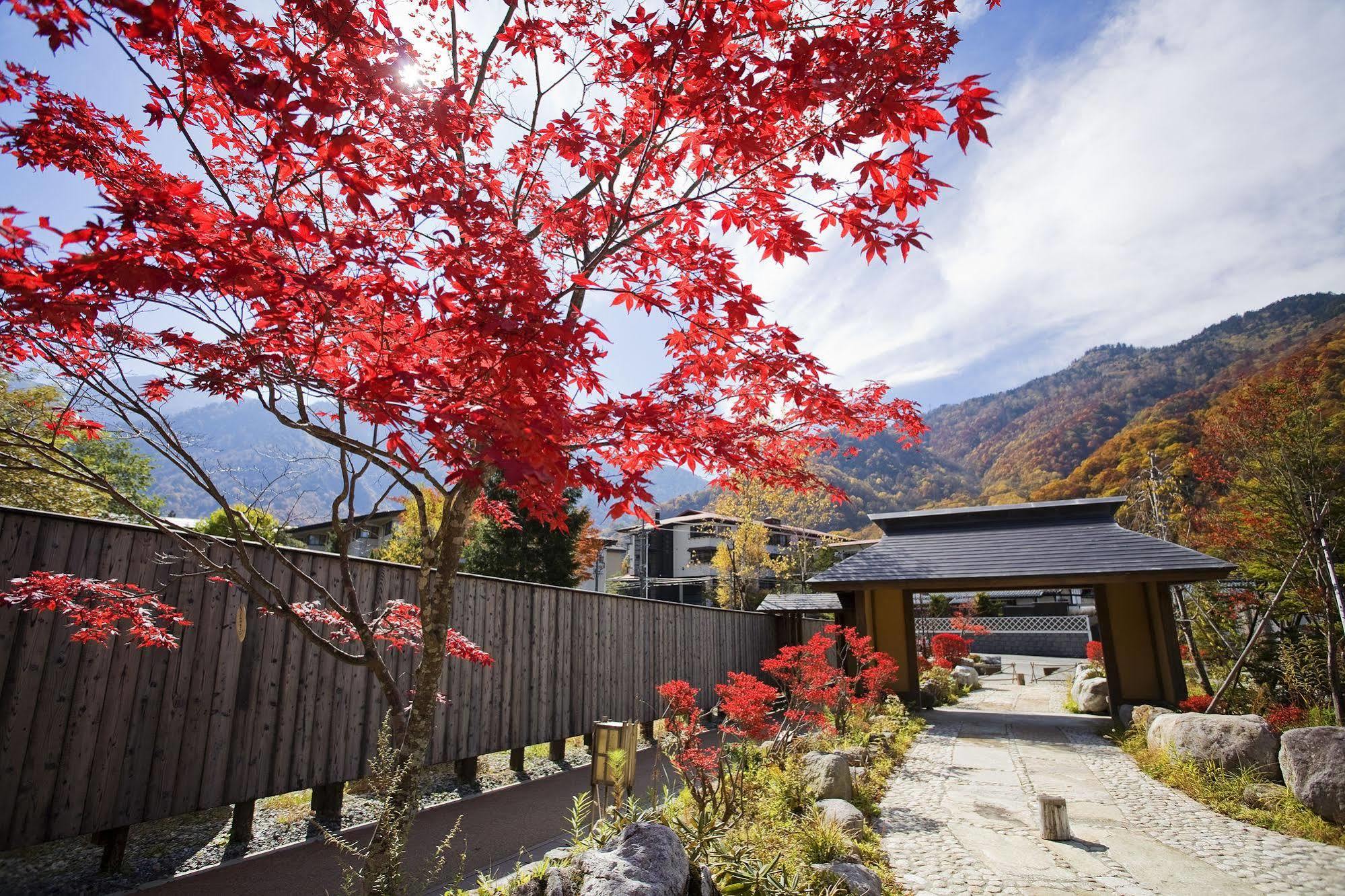 Miyama Ouan Kyoritsu Resort Takayama  Eksteriør billede Autumn colours at the hot spring resort of Ōwakudani